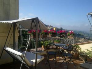佩鲁贾普瑞玛维拉迷你酒店的阳台的天井配有桌椅