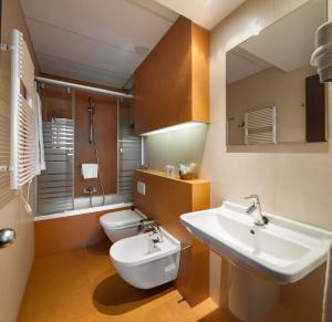 潘普洛纳尤尔迪酒店的一间带水槽和卫生间的浴室