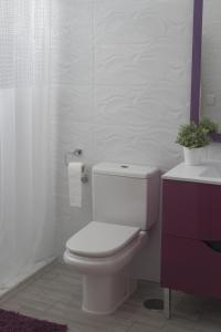 阿尔戈多纳莱斯Be Happy的白色的浴室设有卫生间和水槽。