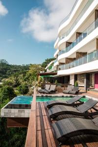 贝卢港Caixa D'aço Exclusive的一个带游泳池和躺椅的度假胜地