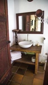 蒙特内哥罗Hotel Delirio Campestre的一间带水槽和镜子的浴室