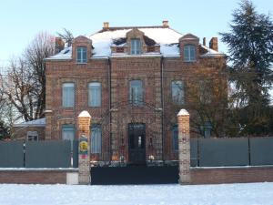 瓦朗西纳大公爵酒店的一座有雪的老砖房子