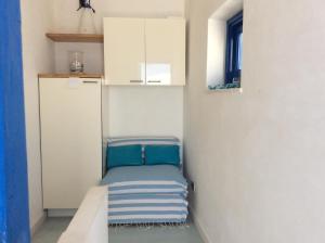 马里迪莫Dimora Tipica Vista Mare的一间小房间,在厨房的角落里配有一张床