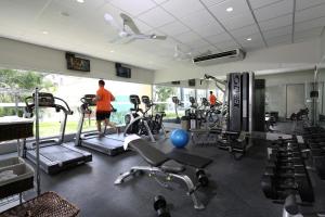 皮乌拉皮乌拉安迪纳优质酒店的带有氧器材的健身房和有背景的人