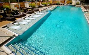 塔尔萨Hard Rock Hotel & Casino Tulsa的酒店设有一个大型游泳池,配有躺椅