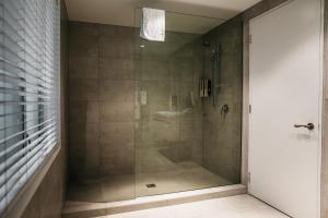 基督城格兰奇汽车旅馆的浴室里设有玻璃门淋浴
