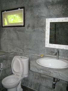 班康卡臣BanJankapor的一间带水槽、卫生间和镜子的浴室