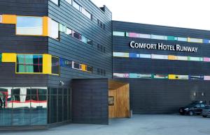 加勒穆恩康福特茵天桥酒店的带有阅读舒适酒店跑道标志的建筑