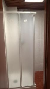 波尔图Silver Porto - AL的浴室内的白色淋浴间