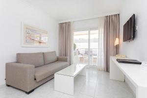 圣埃乌拉利亚杜克沙普拉亚公寓式酒店的白色的客厅配有沙发和桌子