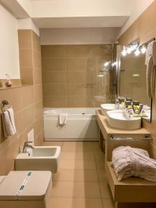 萨图马雷萨图马雷市酒店的浴室配有2个盥洗盆和1个浴缸。