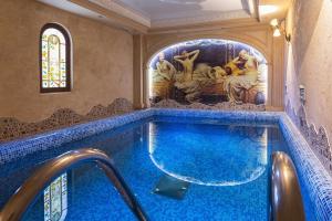 切博克萨雷楚瓦什酒店的蓝色楼层的别墅内的游泳池