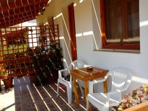 法纳里德拉卡诺宾馆的一间配备有白色椅子和桌子的用餐室