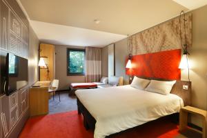 勒芒宜必思乐梦呓彭琉的酒店客房设有床和客厅。