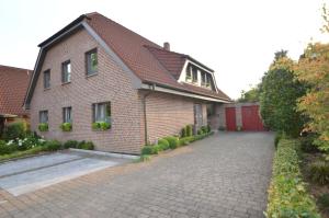 森登霍尔斯特Appartement Sendenhorst的前面有车道的砖房