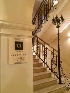 帕多瓦Le Camp Suite & Spa的带有阅读三角酒店活动接待台标志的楼梯