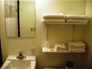 克拉马斯福尔斯金西汽车旅馆的浴室配有盥洗盆、镜子和毛巾