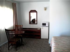 金西汽车旅馆客房内的一张或多张床位