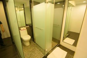 台北忠孝敦化民宿的一间带卫生间和玻璃门的浴室