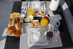 马拉喀什达尔索尔宫殿酒店的一张桌子,上面有早餐食品和橙汁