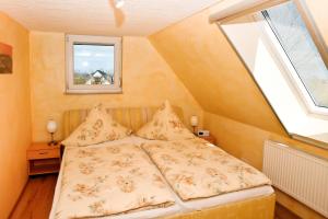 卡格斯多夫Meeresrauschen的一个小房间的一个床位,设有窗户