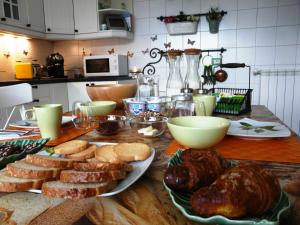 卡西纳佩齐花园住宿加早餐旅馆的厨房里摆放着面包和糕点的桌子