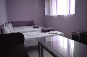 TutrakanHotel Sianie的带两张床和玻璃桌的房间