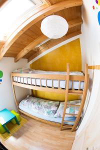 里姆斯廷格Hinterlechnerhof的房屋内带两张双层床的客房