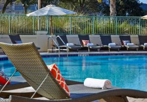 圣奥古斯丁圣奥古斯丁世界高尔夫村复兴度假酒店的一个带椅子的游泳池和一个游泳池