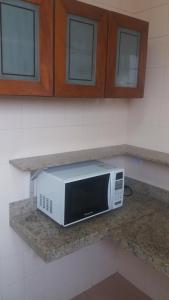 戈亚尼亚Flat Oeste La Residence的厨房的台面上有一个微波炉