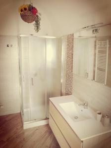 圣安吉罗山Le Casette nel Rione的带淋浴和盥洗盆的白色浴室