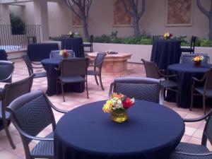 蒙特雷蒙特利湾酒店的一组桌椅,上面有鲜花