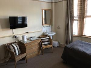 赫里福德Holly Tree Guest House的酒店客房设有床、水槽和一间卧室