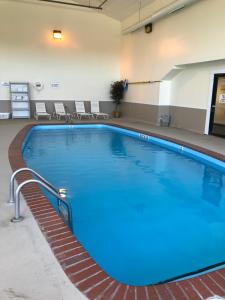 圣克劳斯Santa's Lodge的大楼里一个蓝色的大泳池