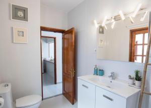 阿雷西费Apartamento Almirante VV的一间带卫生间、水槽和镜子的浴室