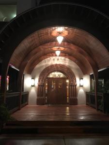 阿夫顿科特小屋酒店的建筑中带门的拱门