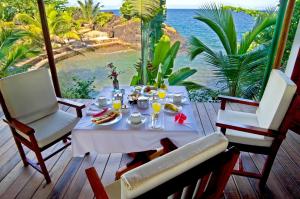 圣玛丽撒玛利亚度假村的一张带食物的桌子,享有海景