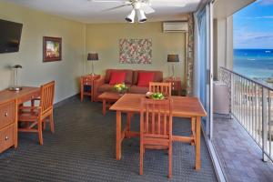檀香山Pacific Monarch Hotel的客厅配有桌子和沙发