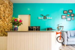 威廉斯塔德Bed & Bike Curacao的蓝色墙壁上的前台,有自行车