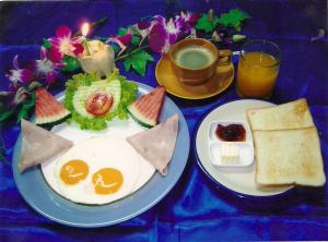 七岩七岩海滨酒店的两盘食物,包括鸡蛋和面包以及一杯咖啡