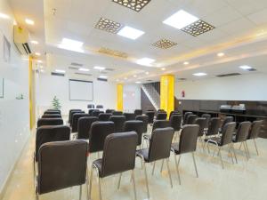 Hotel Sky Rich International - 05 Mins from Karol Bagh Metro Station商务区和/或会议室