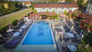 奥拉迪亚Silver Hotel的享有酒店游泳池的顶部景色