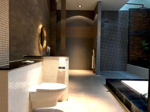 淡水富悦旅馆的浴室配有卫生间、盥洗盆和浴缸。