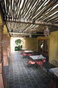 阿多卡萨米亚健康水疗及旅馆的餐厅内带桌椅的庭院