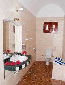 阿尔巴艾拉特酒店的一间浴室