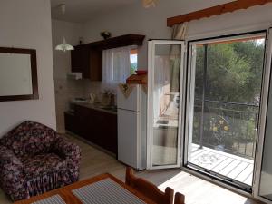 AstrakeriMaria's Paradise的带冰箱的厨房和带阳台的厨房