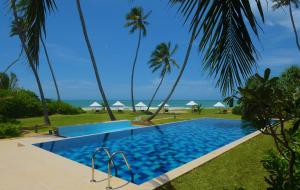 坦加拉兰卡瓦特拉海洋度假酒店及Spa的一座棕榈树和海洋游泳池