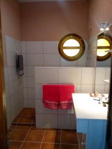 Gárgoles de ArribaLos Tobares的一间带水槽和2条红色毛巾的浴室