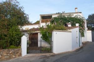 Los RomerosLa Rana Verde Casa Rural的白色的房子,有门和栅栏