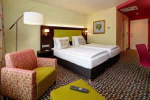 穆赫克兰奇霍跨国酒店 的配有一张床和一把椅子的酒店客房